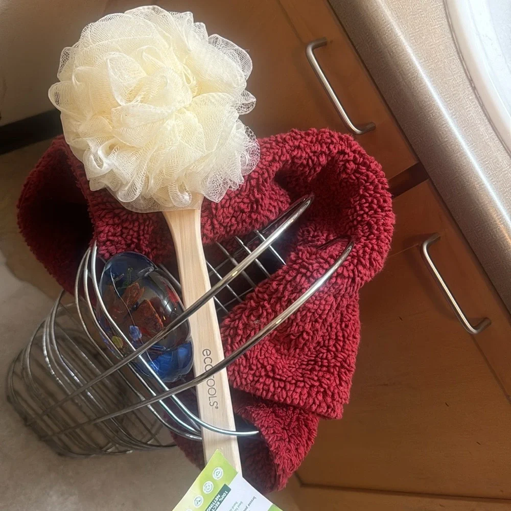 NWT Ecotools luffa extended on(of course) a waterproof wood handle. Eco friendly